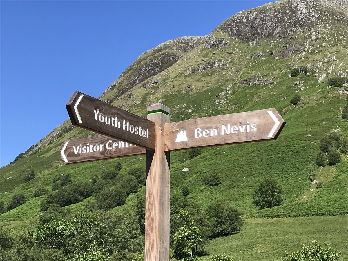 Glen Nevis Youth Hostel Fort William Exterior photo Signpost at the Youth Hostel