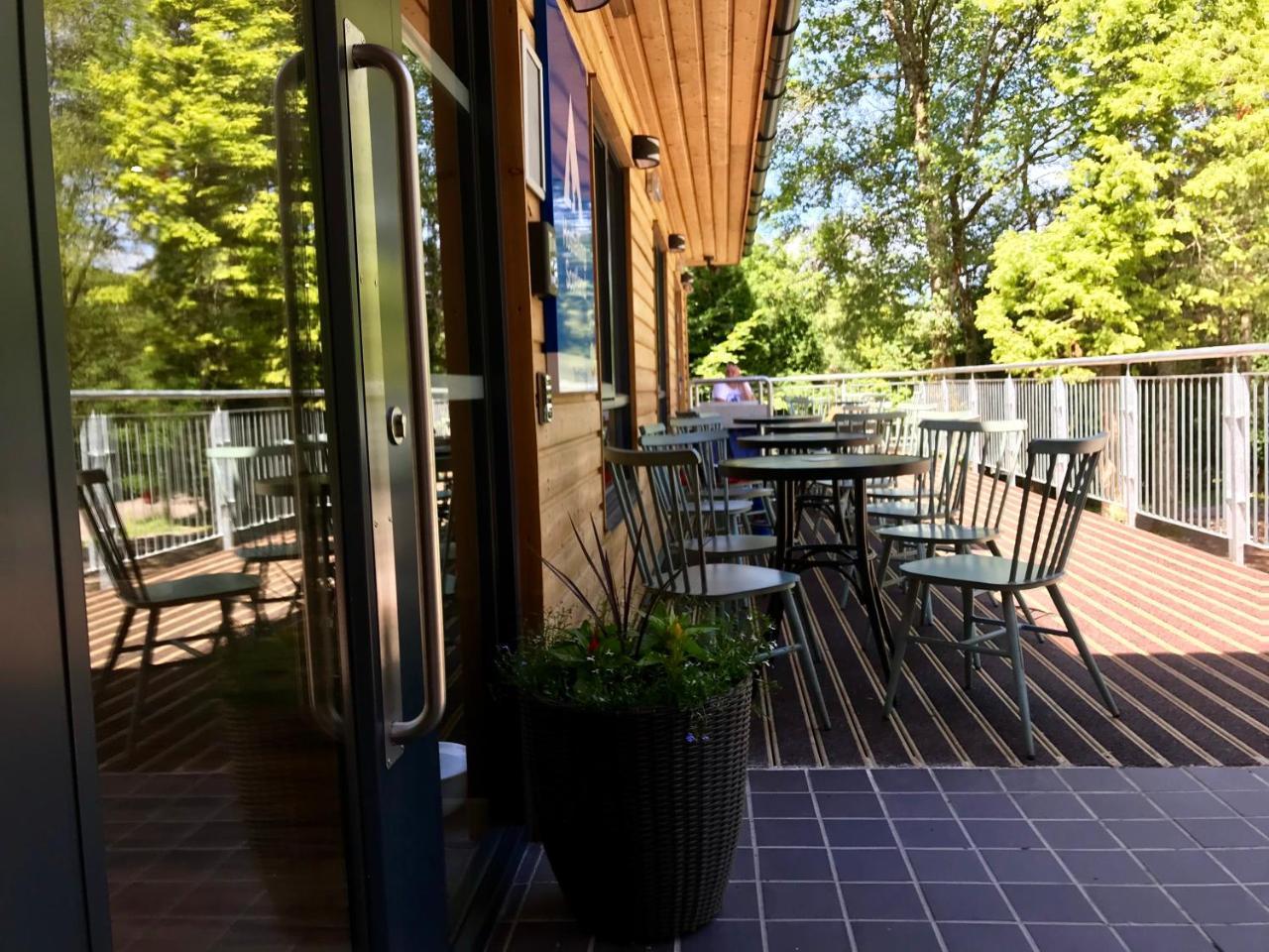 Glen Nevis Youth Hostel Fort William Exterior photo The deck at the restaurant